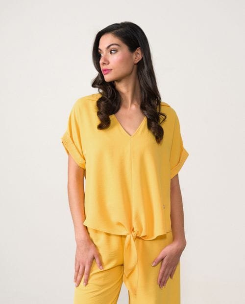 Flowing top with short sleeve and knotted front