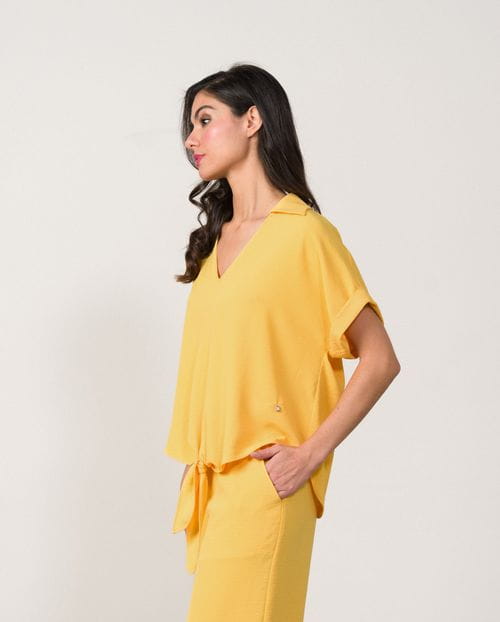 Flowing top with short sleeve and knotted front