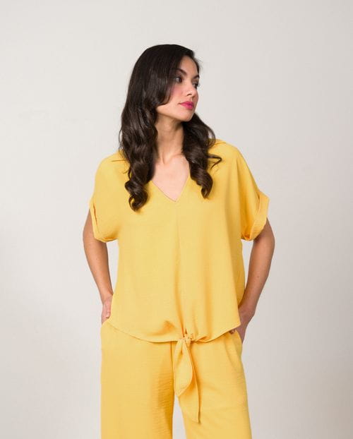 Flowing top with short sleeve and knotted front