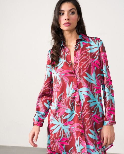 Long blouse made in printed satin fabric with pockets