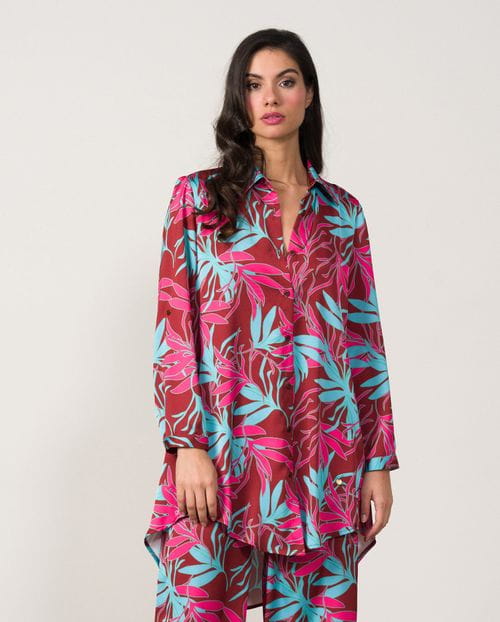 Long blouse made in printed satin fabric with pockets