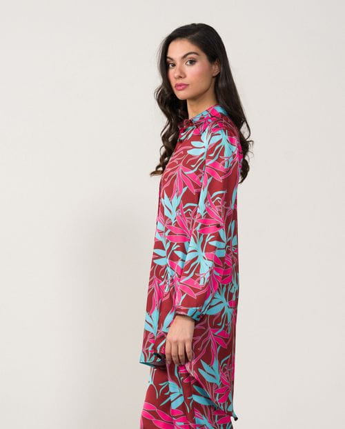 Long blouse made in printed satin fabric with pockets