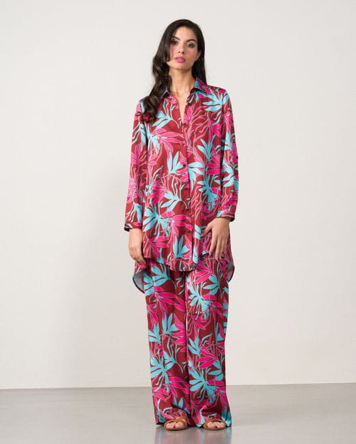 Long blouse made in printed satin fabric with pockets