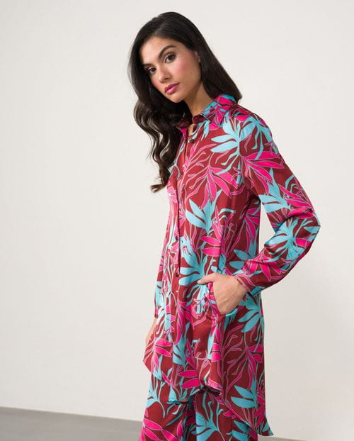Long blouse made in printed satin fabric with pockets