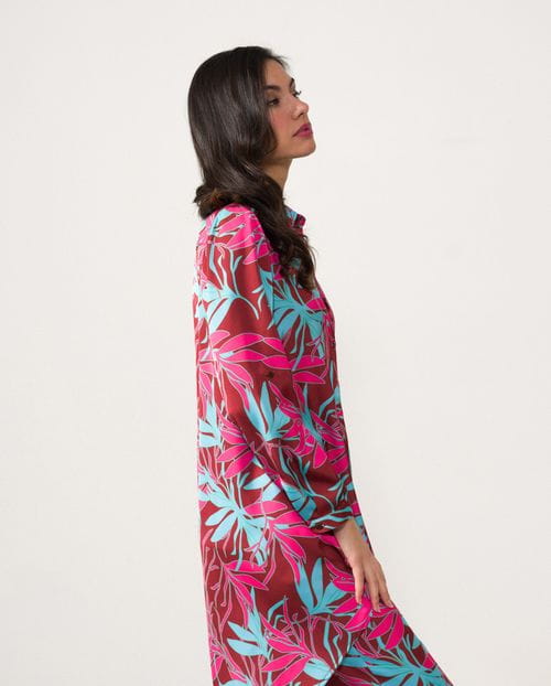 Long blouse made in printed satin fabric with pockets