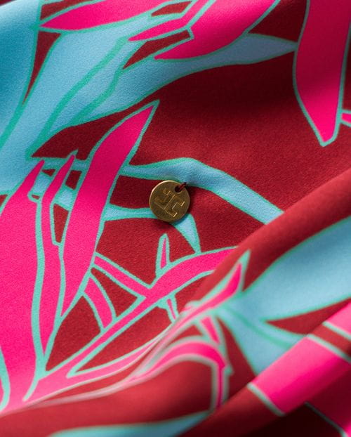 Long blouse made in printed satin fabric with pockets