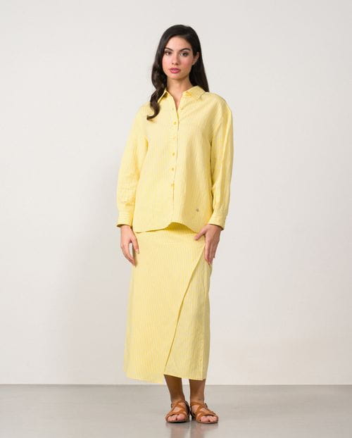 Camisa de línea suelta básica en color amarillo con rayas azules
