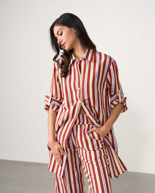 Long stripped blouse with adjustable sleeves and side vents