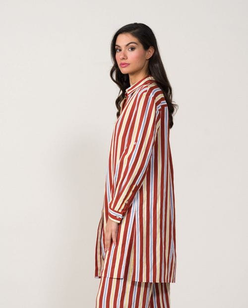 Blusón largo de rayas con mangas ajustables y aberturas laterales