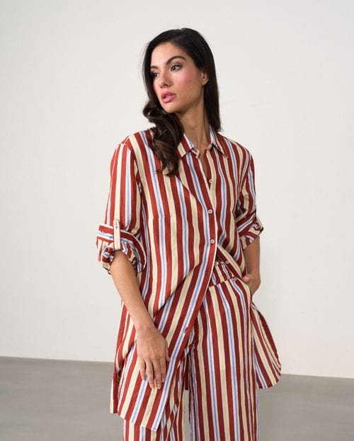Long stripped blouse with adjustable sleeves and side vents