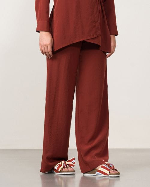 Pantalón ancho fluido de cintura elástica