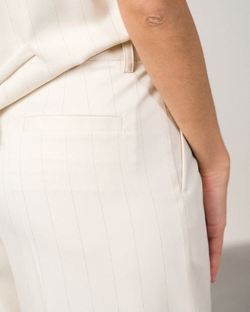 Pantalón ancho de pinzas en raya diplomática de hilo metalizado