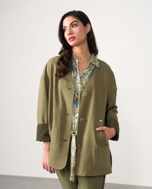 Dropped shoulder jacket with 'V' neckline in linen-viscose fabric