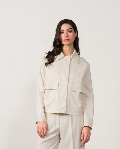 Chaqueta corta de cuello camisero en raya diplomática con hilo metalizado