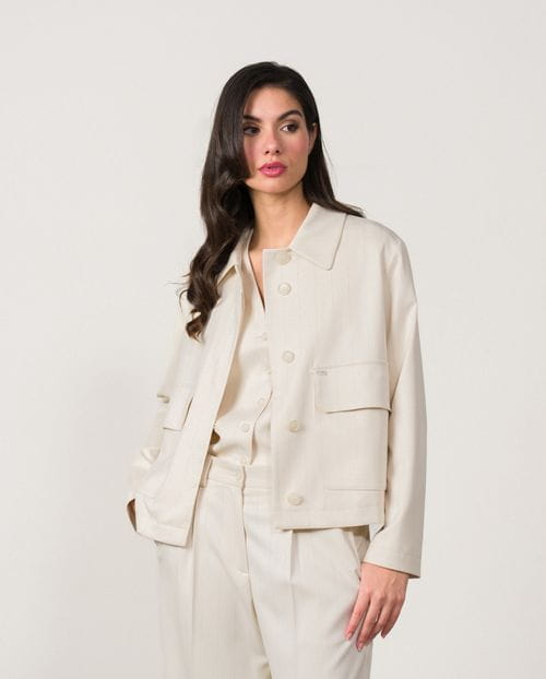 Chaqueta corta de cuello camisero en raya diplomática con hilo metalizado