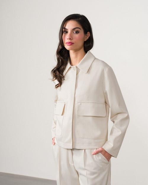 Chaqueta corta de cuello camisero en raya diplomática con hilo metalizado