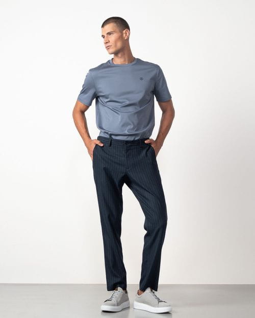 Pantalón sport de cordón y goma en la cintura hecho en una ligera franela elástica de raya diplomática