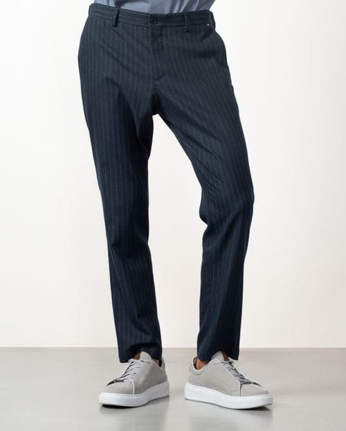 Pantalón sport de cordón y goma en la cintura hecho en una ligera franela elástica de raya diplomática