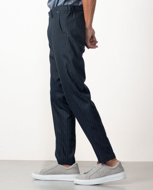 Pantalón sport de cordón y goma en la cintura hecho en una ligera franela elástica de raya diplomática