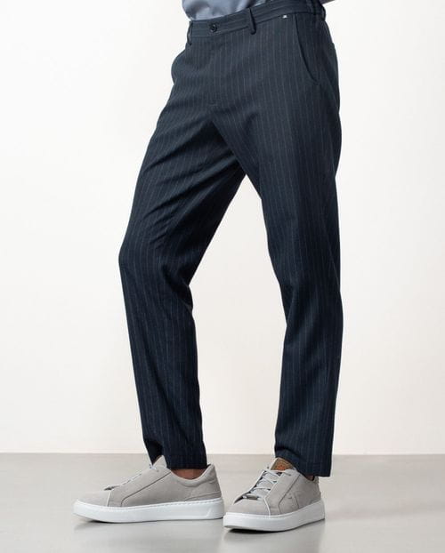 Pantalón sport de cordón y goma en la cintura hecho en una ligera franela elástica de raya diplomática