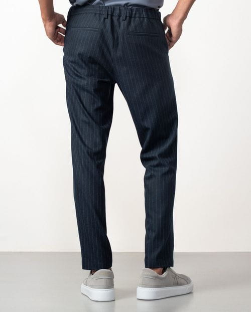 Pantalón sport de cordón y goma en la cintura hecho en una ligera franela elástica de raya diplomática