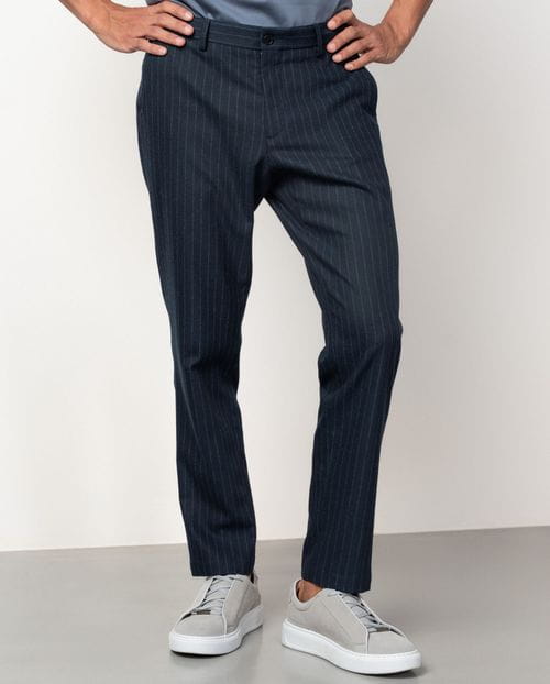 Pantalón sport de cordón y goma en la cintura hecho en una ligera franela elástica de raya diplomática