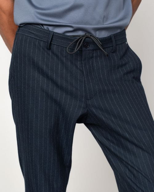 Pantalón sport de cordón y goma en la cintura hecho en una ligera franela elástica de raya diplomática