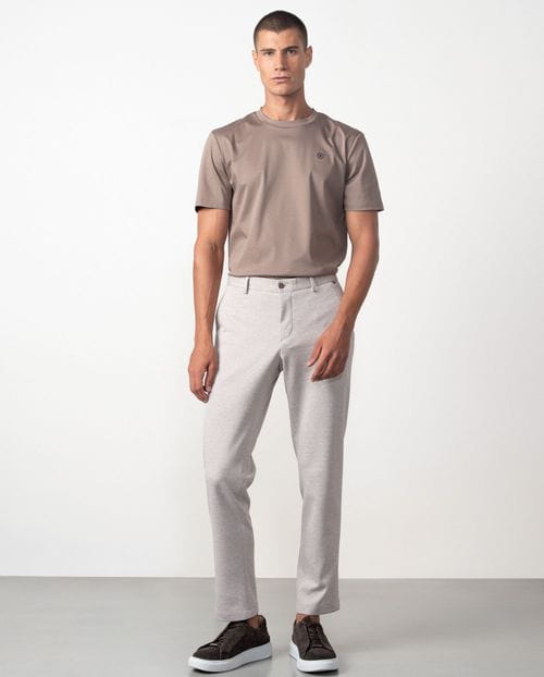 Pantalón sport de cordón y goma en la cintura hecho en punto con dibujo diagonal