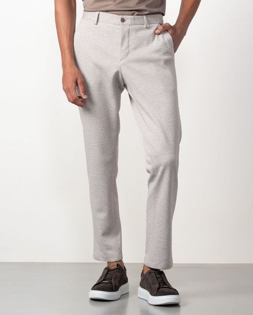 Pantalón sport de cordón y goma en la cintura hecho en punto con dibujo diagonal