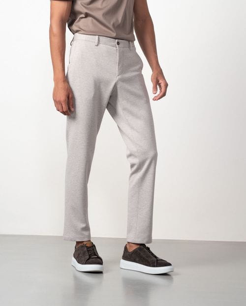 Pantalón sport de cordón y goma en la cintura hecho en punto con dibujo diagonal