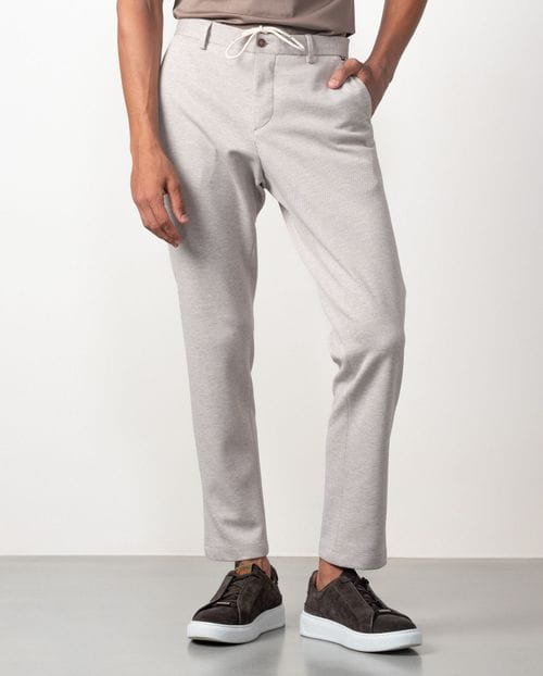 Pantalón sport de cordón y goma en la cintura hecho en punto con dibujo diagonal