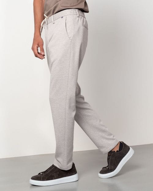 Pantalón sport de cordón y goma en la cintura hecho en punto con dibujo diagonal