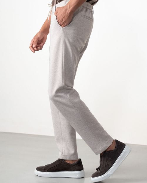 Pantalón sport de cordón y goma en la cintura hecho en punto con dibujo diagonal