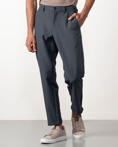 Pantalón con cordón y goma en la cintura realizado en tejido técnico elástico