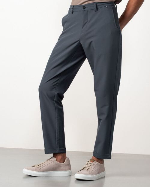 Pantalón con cordón y goma en la cintura realizado en tejido técnico elástico