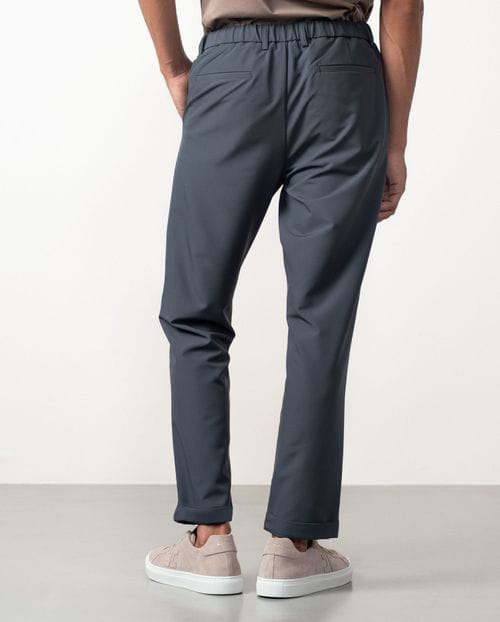 Pantalón con cordón y goma en la cintura realizado en tejido técnico elástico