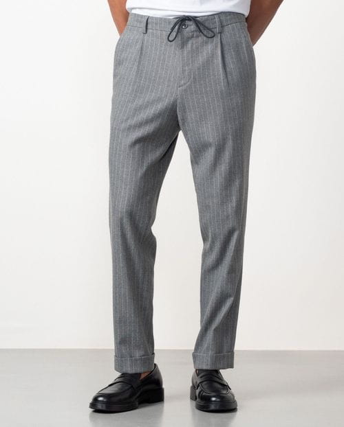 Pantalón de una pinza con cordón y goma en la cintura en franela ligera de raya diplomática