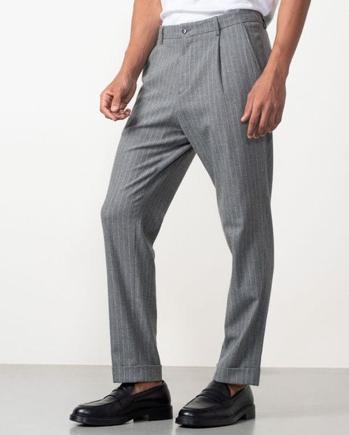 Pantalón de una pinza con cordón y goma en la cintura en franela ligera de raya diplomática