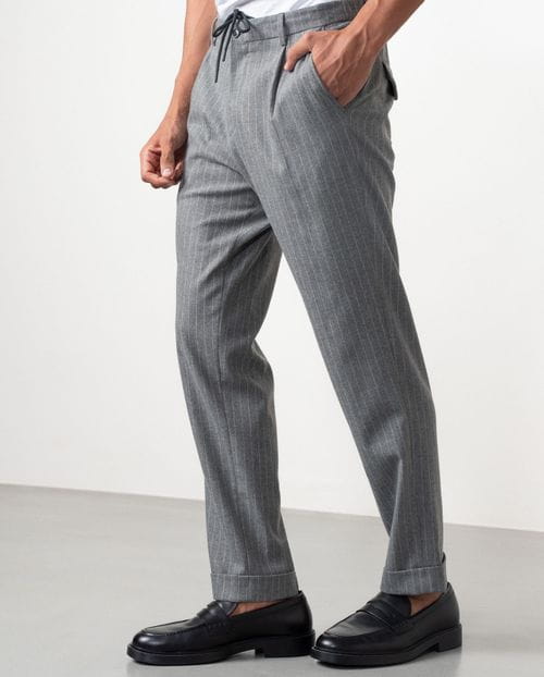 Pantalón de una pinza con cordón y goma en la cintura en franela ligera de raya diplomática