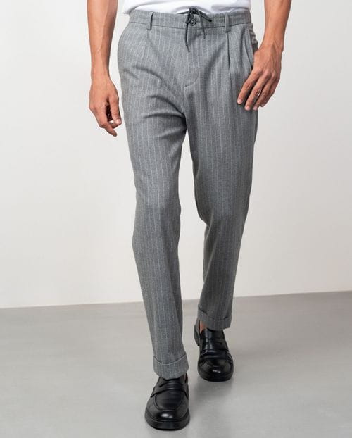 Pantalón de una pinza con cordón y goma en la cintura en franela ligera de raya diplomática