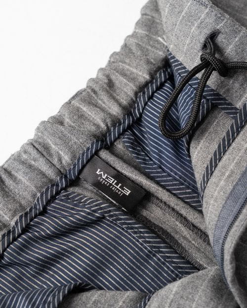 Pantalón de una pinza con cordón y goma en la cintura en franela ligera de raya diplomática