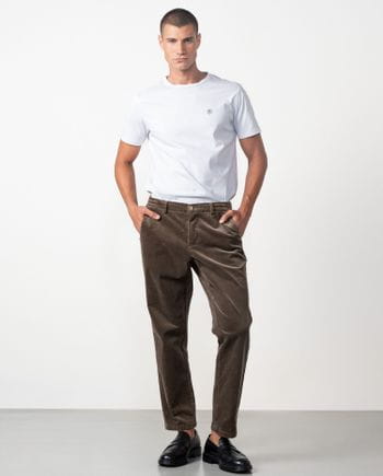 Pantalón con cordón y goma en la cintura realizado en pana cordelé elástica