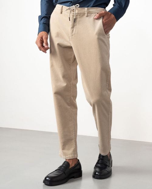 Pantalón con cordón y goma en la cintura realizado en pana cordelé elástica