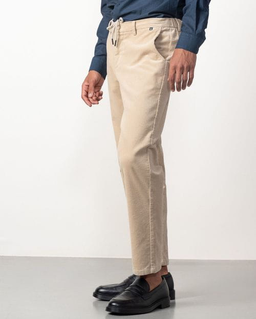 Pantalón con cordón y goma en la cintura realizado en pana cordelé elástica