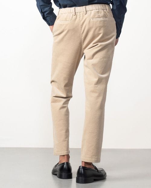 Pantalón con cordón y goma en la cintura realizado en pana cordelé elástica