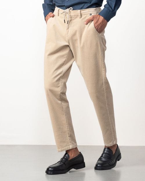 Pantalón con cordón y goma en la cintura realizado en pana cordelé elástica