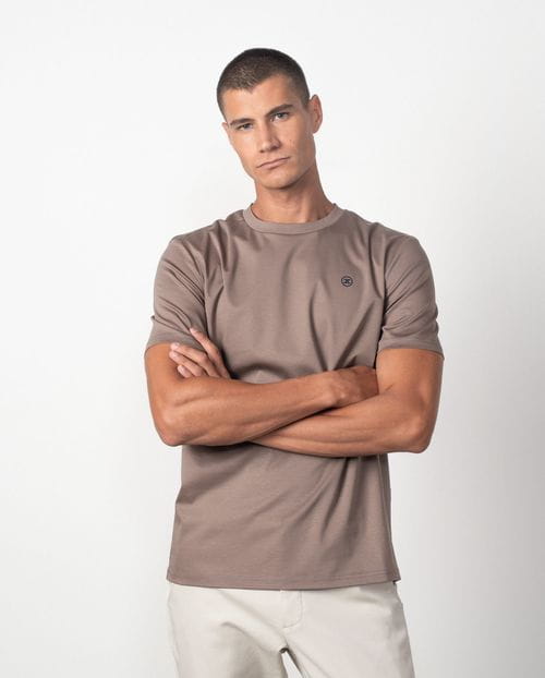 Camiseta de manga corta en algodón `efecto empolvado´ y con logo Etiem engomado