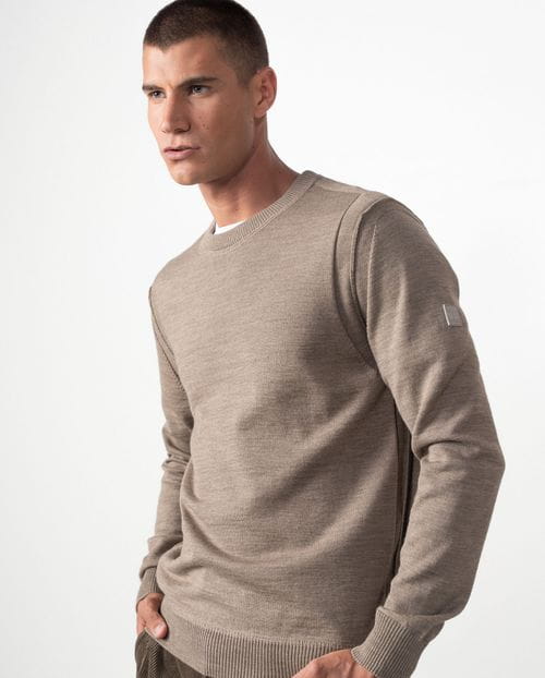 Round-neck knit pullover with long sleeves and combined structure