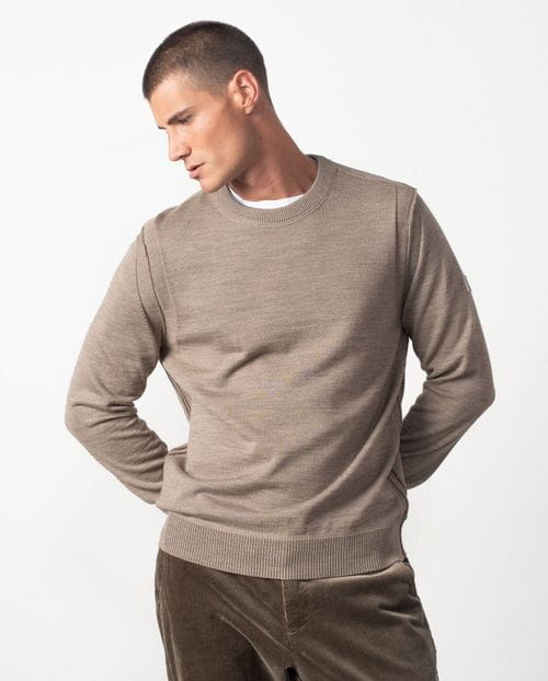 Round-neck knit pullover with long sleeves and combined structure