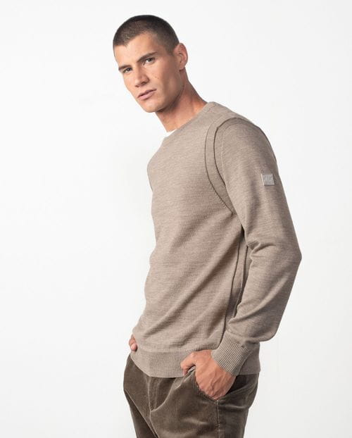 Round-neck knit pullover with long sleeves and combined structure